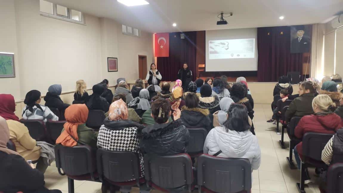 8. Sınıf Velilerimize Zonguldak Emniyet Müdürlüğü Narkotik Şube Tarafından Eğitim Verildi